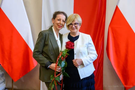 Zdjęcie przedstawia uczestników uroczystości z okazji Dnia Pracownika Socjalnego