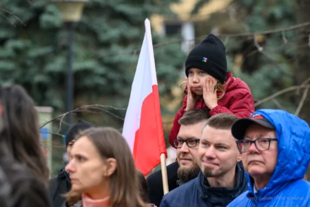 Podczas uroczystości na Placu Wolności w Rzeszowie mieszkańcy wspólnie z parlamentarzystami, przedstawicielami władz samorządowych, służb mundurowych, instytucji, środowisk kombatanckich uczcili 107. rocznicę odzyskania przez Polskę niepodległości.