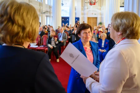 Zdjęcie przedstawia uczestników uroczystości z okazji jubileuszu uniwersytetów trzeciego wieku