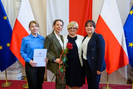 Zdjęcie przedstawia uczestników uroczystości z okazji Dnia Pracownika Socjalnego