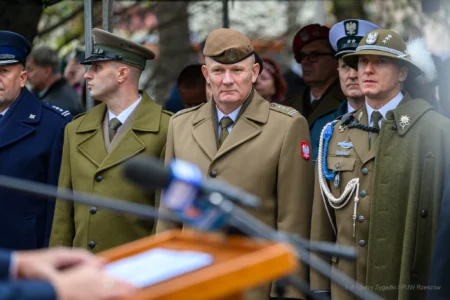 Podczas uroczystości na Placu Wolności w Rzeszowie mieszkańcy wspólnie z parlamentarzystami, przedstawicielami władz samorządowych, służb mundurowych, instytucji, środowisk kombatanckich uczcili 107. rocznicę odzyskania przez Polskę niepodległości.