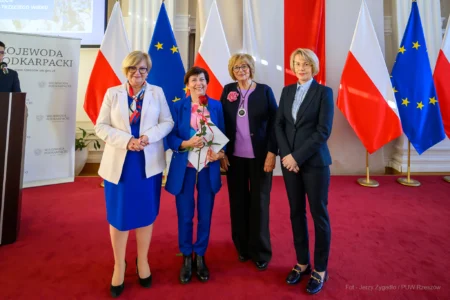 Zdjęcie przedstawia uczestników uroczystości z okazji jubileuszu uniwersytetów trzeciego wieku