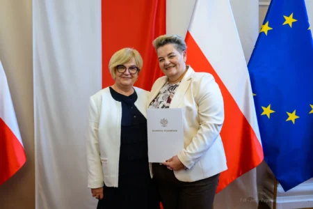 Zdjęcie przedstawia uczestników uroczystości z okazji Dnia Pracownika Socjalnego