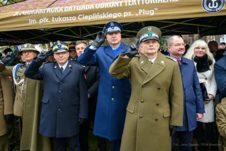 Podczas uroczystości na Placu Wolności w Rzeszowie mieszkańcy wspólnie z parlamentarzystami, przedstawicielami władz samorządowych, służb mundurowych, instytucji, środowisk kombatanckich uczcili 107. rocznicę odzyskania przez Polskę niepodległości.