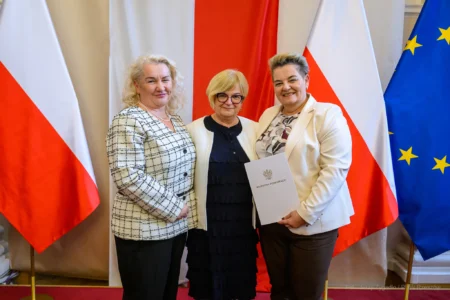 Zdjęcie przedstawia uczestników uroczystości z okazji Dnia Pracownika Socjalnego