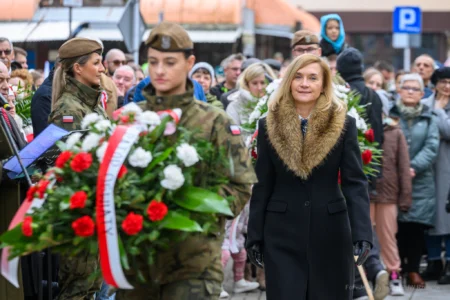 Podczas uroczystości na Placu Wolności w Rzeszowie mieszkańcy wspólnie z parlamentarzystami, przedstawicielami władz samorządowych, służb mundurowych, instytucji, środowisk kombatanckich uczcili 107. rocznicę odzyskania przez Polskę niepodległości.