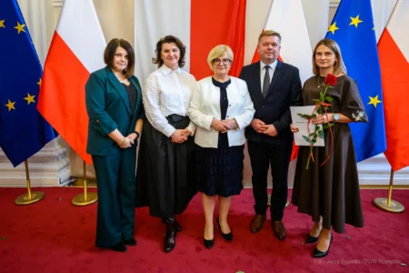 Zdjęcie przedstawia uczestników uroczystości z okazji Dnia Pracownika Socjalnego