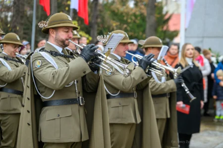 Podczas uroczystości na Placu Wolności w Rzeszowie mieszkańcy wspólnie z parlamentarzystami, przedstawicielami władz samorządowych, służb mundurowych, instytucji, środowisk kombatanckich uczcili 107. rocznicę odzyskania przez Polskę niepodległości.
