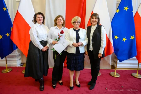 Zdjęcie przedstawia uczestników uroczystości z okazji Dnia Pracownika Socjalnego