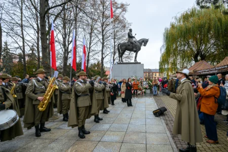 Podczas uroczystości na Placu Wolności w Rzeszowie mieszkańcy wspólnie z parlamentarzystami, przedstawicielami władz samorządowych, służb mundurowych, instytucji, środowisk kombatanckich uczcili 107. rocznicę odzyskania przez Polskę niepodległości.