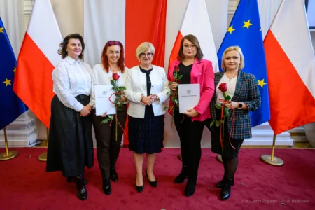 Zdjęcie przedstawia uczestników uroczystości z okazji Dnia Pracownika Socjalnego