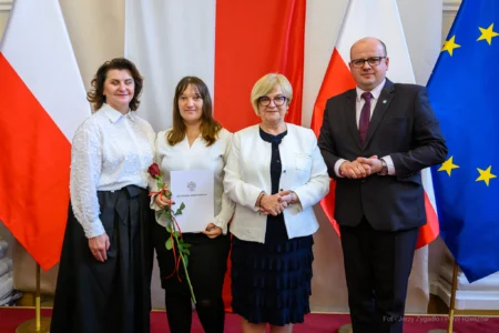 Zdjęcie przedstawia uczestników uroczystości z okazji Dnia Pracownika Socjalnego