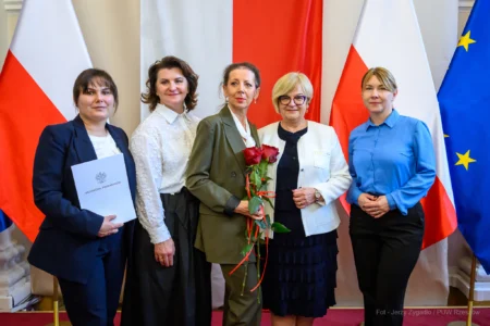 Zdjęcie przedstawia uczestników uroczystości z okazji Dnia Pracownika Socjalnego