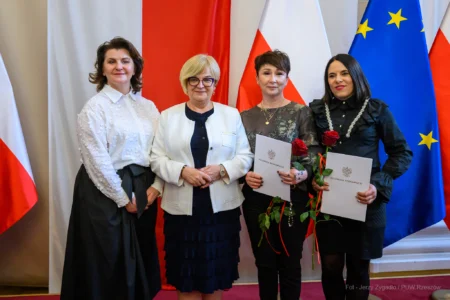 Zdjęcie przedstawia uczestników uroczystości z okazji Dnia Pracownika Socjalnego