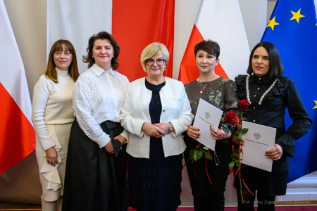 Zdjęcie przedstawia uczestników uroczystości z okazji Dnia Pracownika Socjalnego