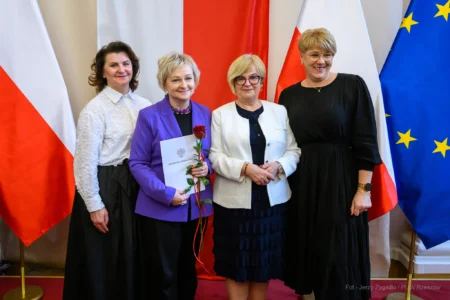 Zdjęcie przedstawia uczestników uroczystości z okazji Dnia Pracownika Socjalnego