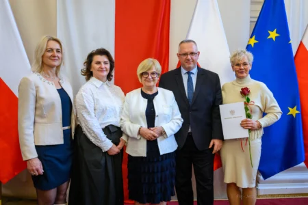 Zdjęcie przedstawia uczestników uroczystości z okazji Dnia Pracownika Socjalnego