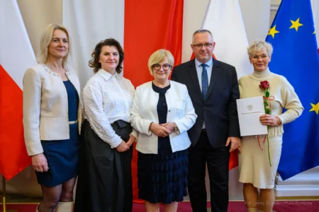 Zdjęcie przedstawia uczestników uroczystości z okazji Dnia Pracownika Socjalnego