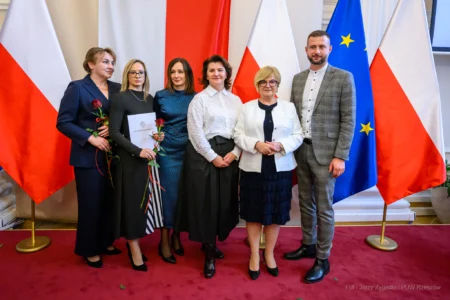 Zdjęcie przedstawia uczestników uroczystości z okazji Dnia Pracownika Socjalnego