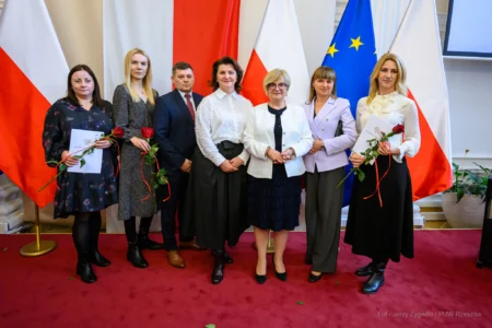 Zdjęcie przedstawia uczestników uroczystości z okazji Dnia Pracownika Socjalnego