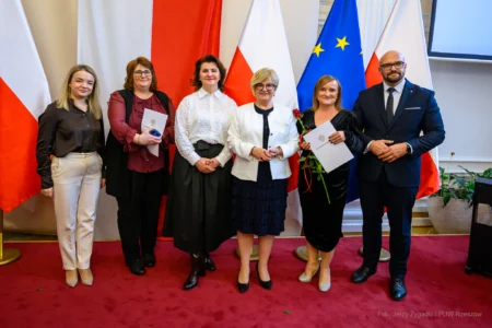 Zdjęcie przedstawia uczestników uroczystości z okazji Dnia Pracownika Socjalnego