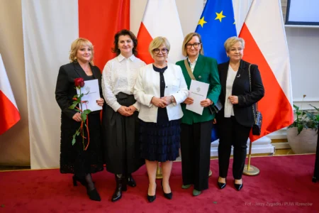 Zdjęcie przedstawia uczestników uroczystości z okazji Dnia Pracownika Socjalnego