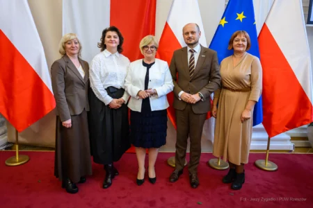 Zdjęcie przedstawia uczestników uroczystości z okazji Dnia Pracownika Socjalnego