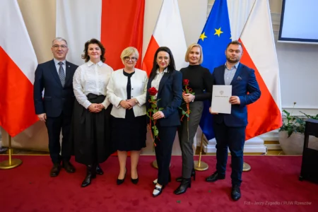 Zdjęcie przedstawia uczestników uroczystości z okazji Dnia Pracownika Socjalnego