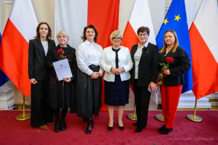 Zdjęcie przedstawia uczestników uroczystości z okazji Dnia Pracownika Socjalnego