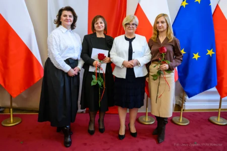 Zdjęcie przedstawia uczestników uroczystości z okazji Dnia Pracownika Socjalnego