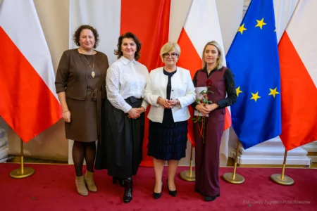 Zdjęcie przedstawia uczestników uroczystości z okazji Dnia Pracownika Socjalnego