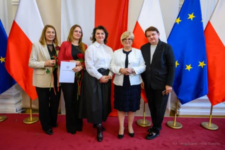 Zdjęcie przedstawia uczestników uroczystości z okazji Dnia Pracownika Socjalnego