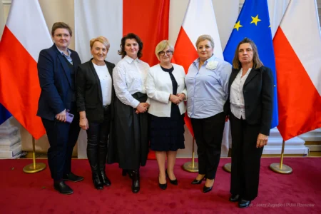 Zdjęcie przedstawia uczestników uroczystości z okazji Dnia Pracownika Socjalnego