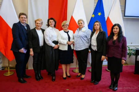 Zdjęcie przedstawia uczestników uroczystości z okazji Dnia Pracownika Socjalnego