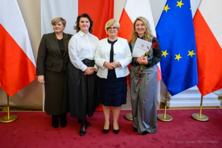 Zdjęcie przedstawia uczestników uroczystości z okazji Dnia Pracownika Socjalnego