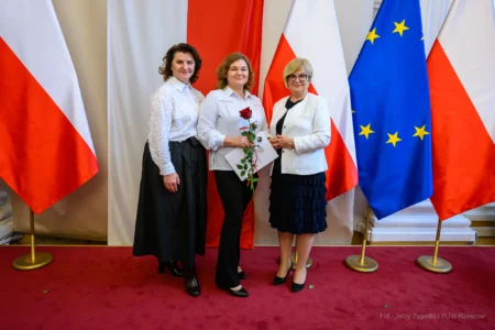 Zdjęcie przedstawia uczestników uroczystości z okazji Dnia Pracownika Socjalnego