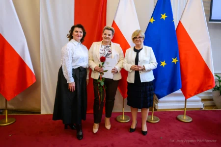 Zdjęcie przedstawia uczestników uroczystości z okazji Dnia Pracownika Socjalnego