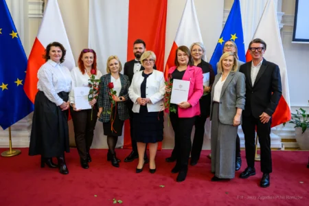 Zdjęcie przedstawia uczestników uroczystości z okazji Dnia Pracownika Socjalnego