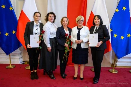 Zdjęcie przedstawia uczestników uroczystości z okazji Dnia Pracownika Socjalnego