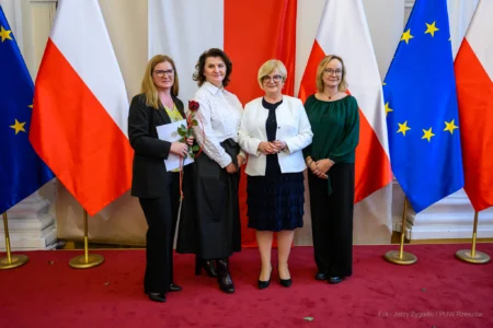 Zdjęcie przedstawia uczestników uroczystości z okazji Dnia Pracownika Socjalnego