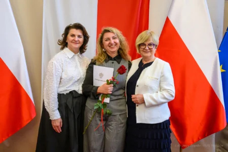 Zdjęcie przedstawia uczestników uroczystości z okazji Dnia Pracownika Socjalnego