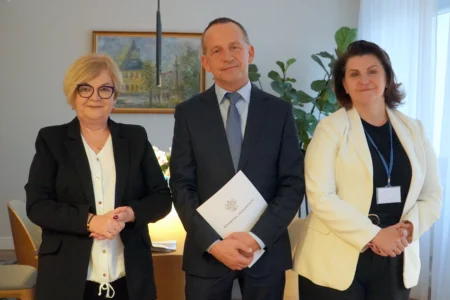 Zdjęcie przedstawia uczestników spotkania z konsultantem wojewódzkim w dziedzinie chorób zakaźnych