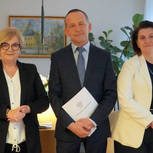 Zdjęcie przedstawia uczestników spotkania z konsultantem wojewódzkim w dziedzinie chorób zakaźnych