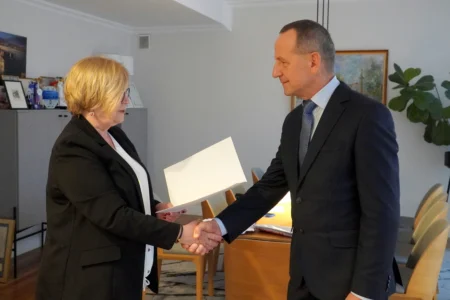 Zdjęcie przedstawia uczestników spotkania z konsultantem wojewódzkim w dziedzinie chorób zakaźnych