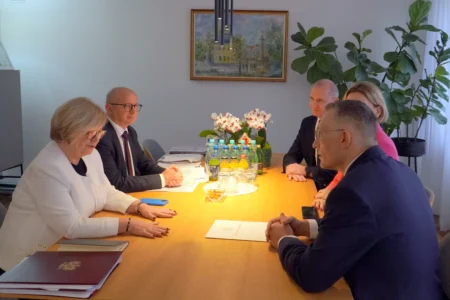 Zdjęcie przedstawia uczestników spotkania z okazji powołania konsultanta wojewódzkiego w dziedzinie chirurgii onkologicznej