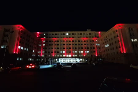 Zdjęcie przedstawia podświetlony budynek Podkarpackiego Urzędu Wojewódzkiego w Rzeszowie