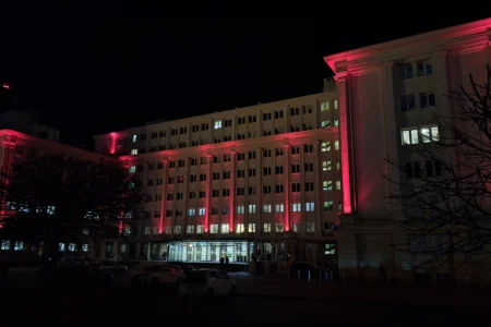 Zdjęcie przedstawia podświetlony budynek Podkarpackiego Urzędu Wojewódzkiego w Rzeszowie