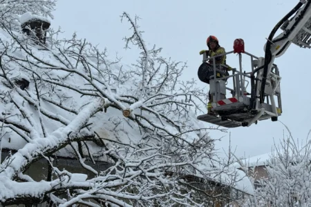 Podkarpaccy strażacy usuwają skutki intensywnych opadów śniegu w naszym regionie.