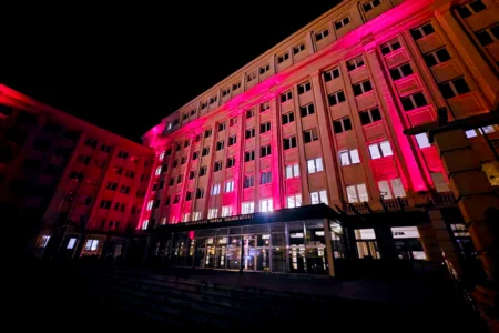 Budynek Podkarpackiego Urzędu Wojewódzkiego w Rzeszowie podświetlony na czerwono