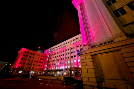 Budynek Podkarpackiego Urzędu Wojewódzkiego w Rzeszowie podświetlony na czerwono